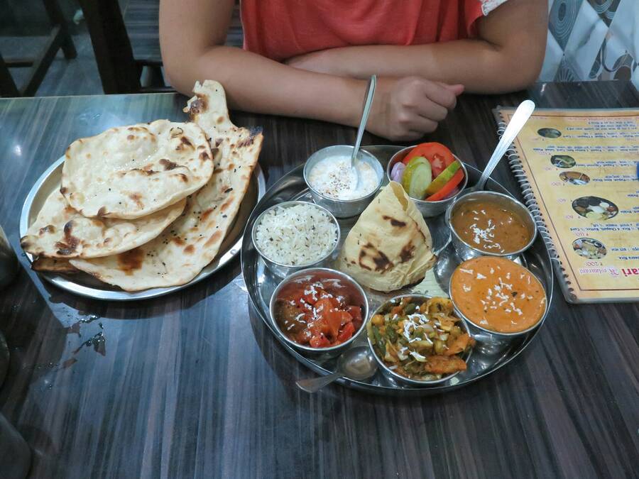 Kreativita při servírování Thali. Kreativita při servírování Thali.