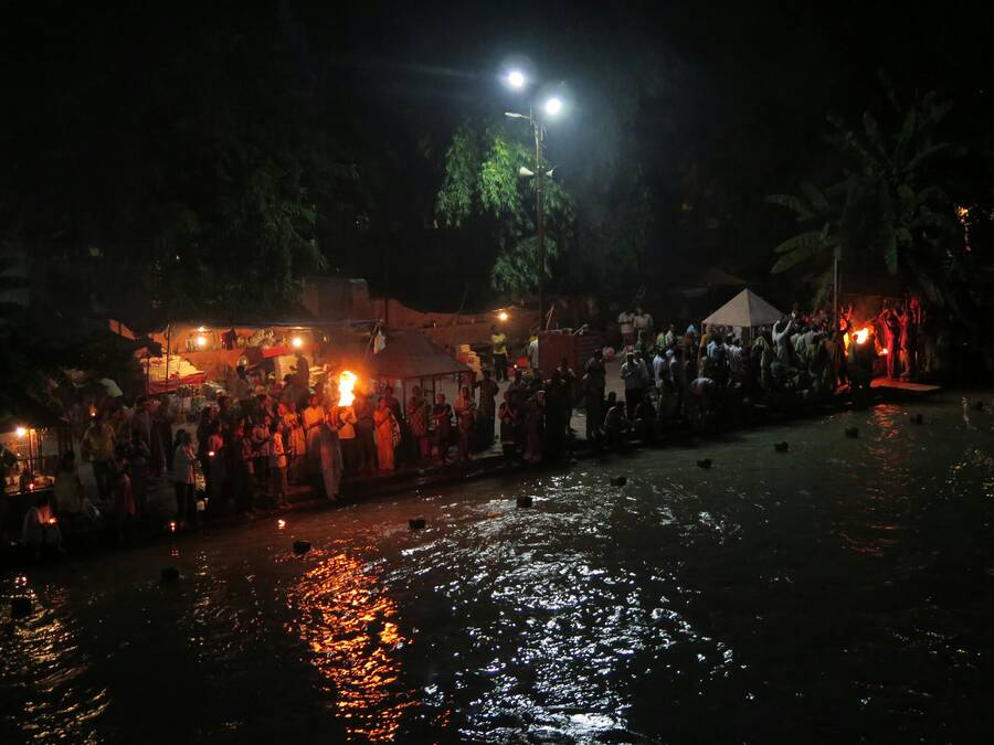 Večerní rituály a pouštění lodiček. Večerní rituály a pouštění lodiček.