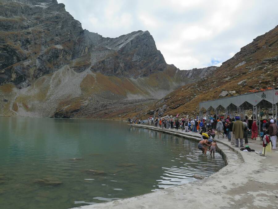 Posvátné jezero Hemkund. Posvátné jezero Hemkund.