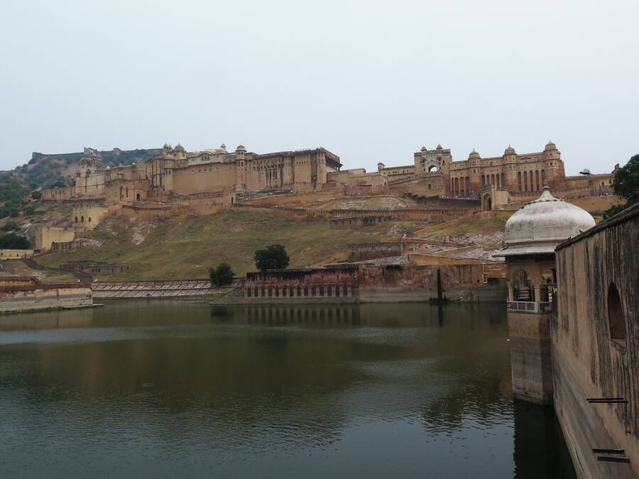 Pevnost Amber, vzadu hrad Jaigarh Pevnost Amber, vzadu hrad Jaigarh