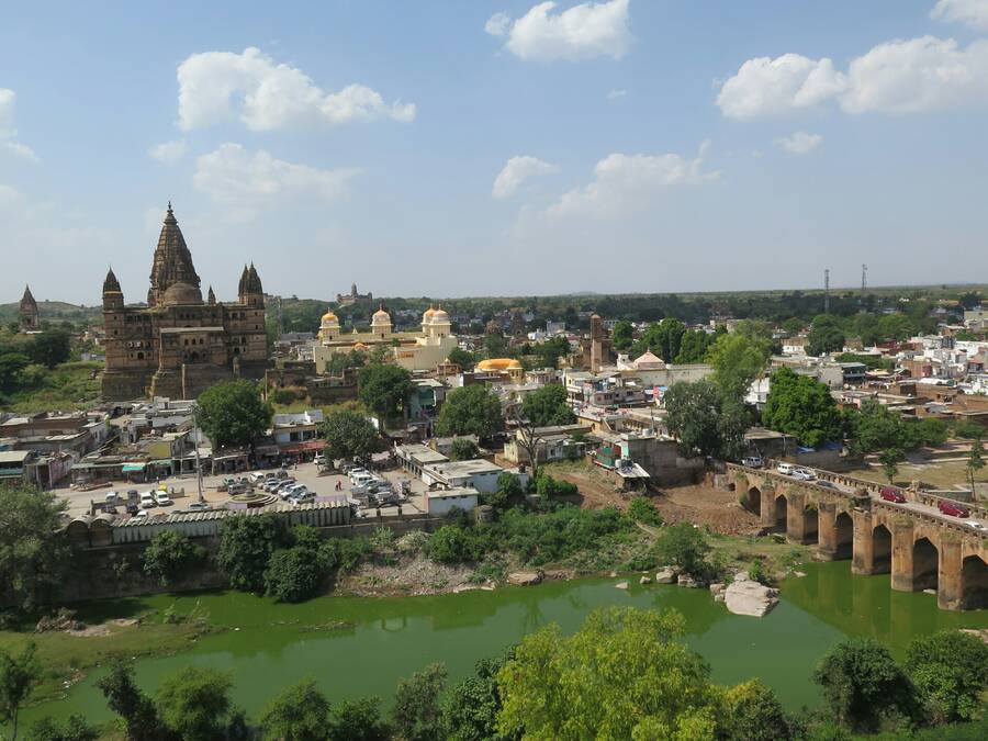 Orchha, uprostřed nejvyšší chrám Chaterbuj. Orchha, uprostřed nejvyšší chrám Chaterbuj.
