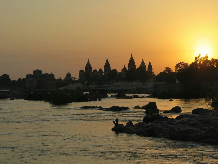 Řeka Betwa a paláce Chhatris. Řeka Betwa a paláce Chhatris.