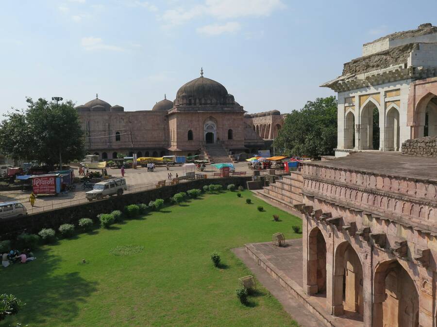 Pohled na centrum Mandu a mešitu Jami Masjid. Pohled na centrum Mandu a mešitu Jami Masjid.