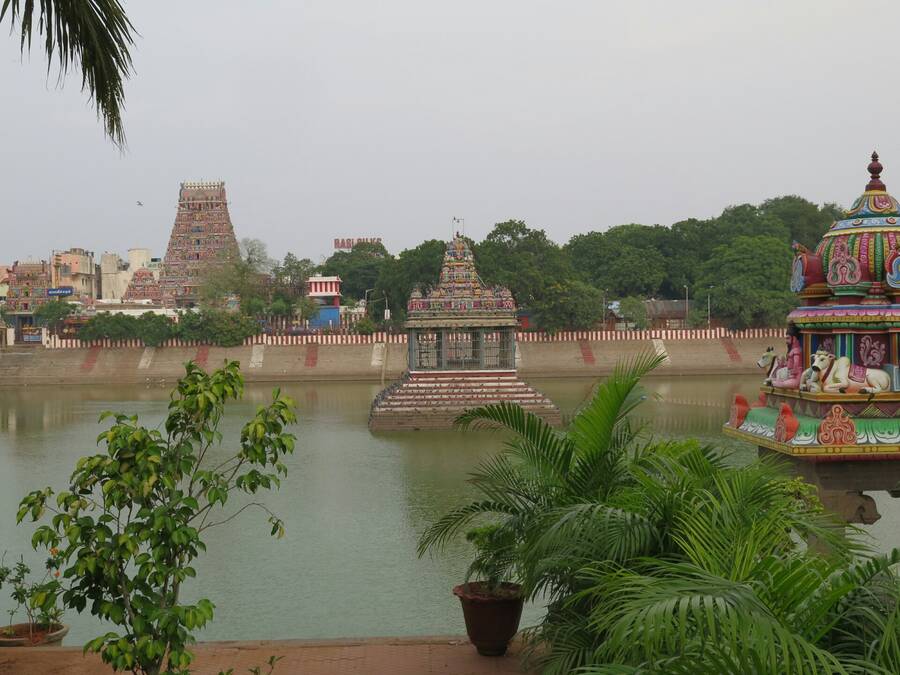 I v Chennai jsou chrámy: jezero Mylapore a vzadu chrám Kapaleeswarar. I v Chennai jsou chrámy: jezero Mylapore a vzadu chrám Kapaleeswarar.