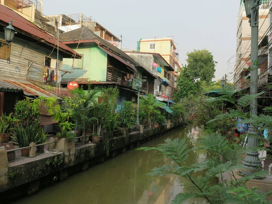 Bangkok je protkán kanály. Bangkok je protkán kanály.
