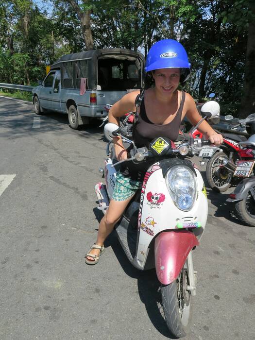 Drsná kombinace: Zuzka a motorka Hello Kitty. Drsná kombinace: Zuzka a motorka Hello Kitty.