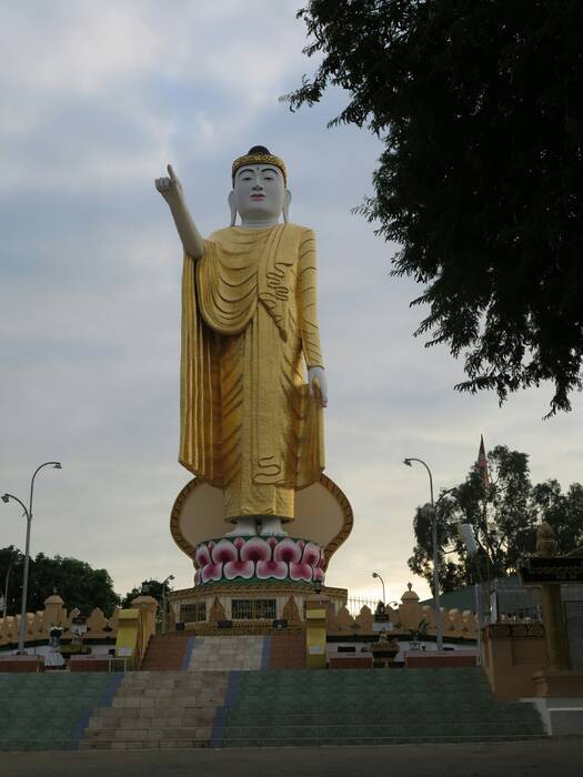 Budha bící mad městem ve dne v noci. Budha bící mad městem ve dne v noci.