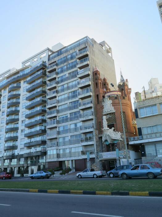 Stará část města trochu bojuje s moderní výstavbou. Stará část města trochu bojuje s moderní výstavbou.