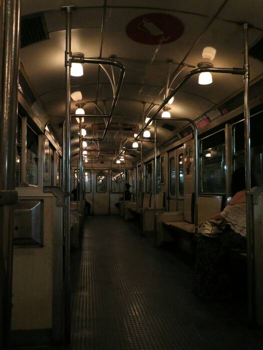 Krásné metro, bohužel starých vagonů už moc nejezdí. Krásné metro, bohužel starých vagonů už moc nejezdí.