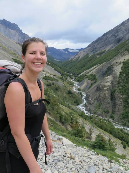Zuzka vyšplhala kopec a neví, co jí čeká dál Zuzka vyšplhala kopec a neví, co jí čeká dál