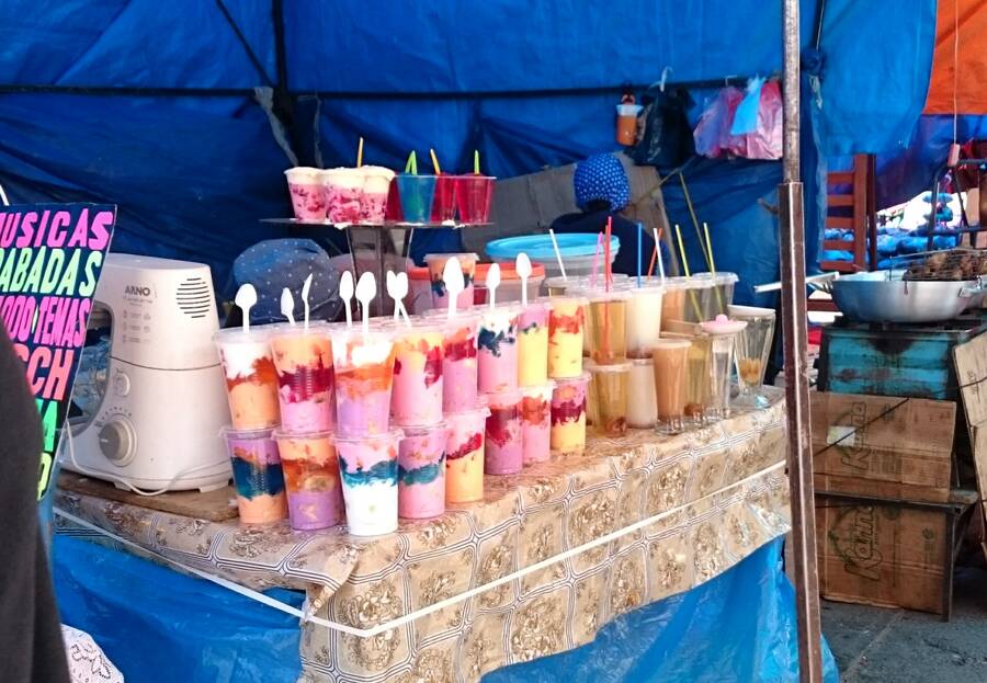 Sladké nápoje, spousta šlehačky a cukru. Sladké nápoje, spousta šlehačky a cukru.