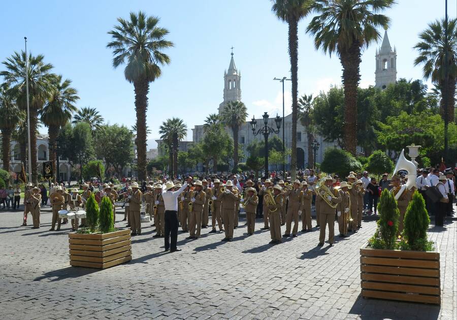 Jako v Bolívii, i tady se hraje a pochoduje. Jako v Bolívii, i tady se hraje a pochoduje.