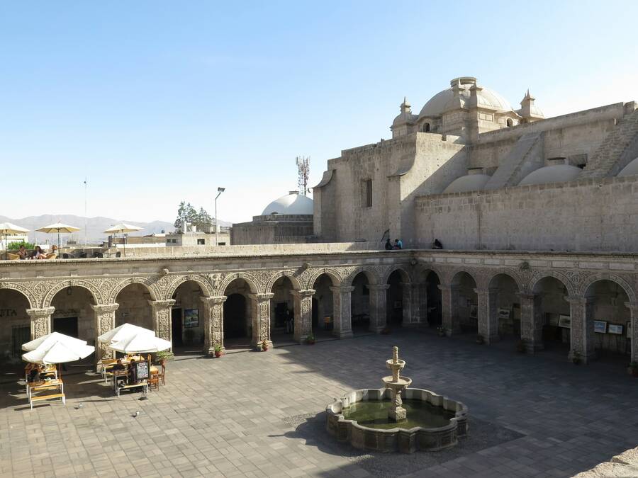 Část architektury jako by se inspirovala arabským světem. Část architektury jako by se inspirovala arabským světem.