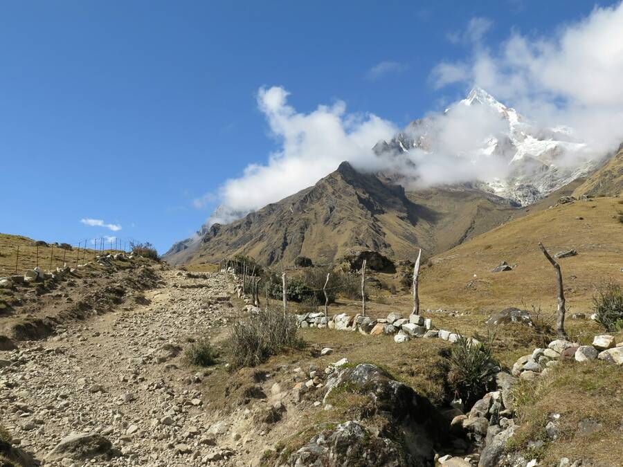 Hora Tukarway (5928 m) na druhé straně sedla. Hora Tukarway (5928 m) na druhé straně sedla.