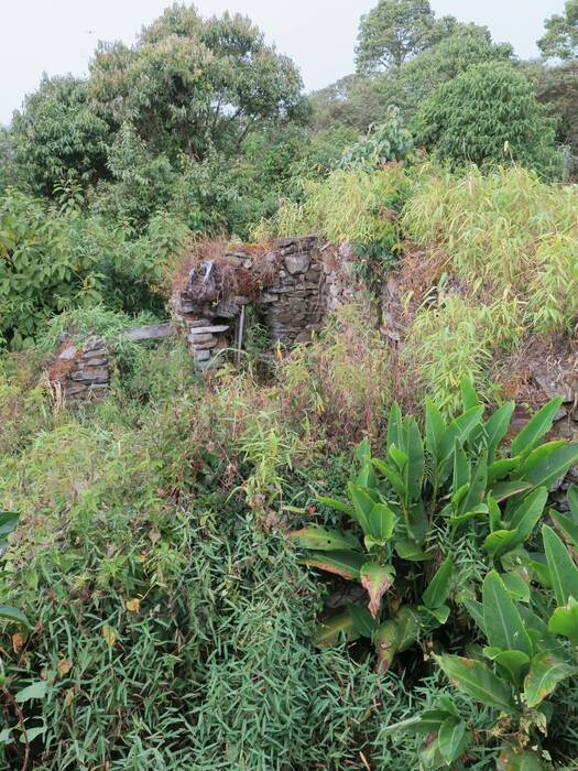 Část neopravených ruin Llactapata. Část neopravených ruin Llactapata.