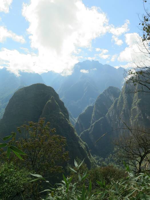 Pohled do údolí z Machu Picchu. Pohled do údolí z Machu Picchu.