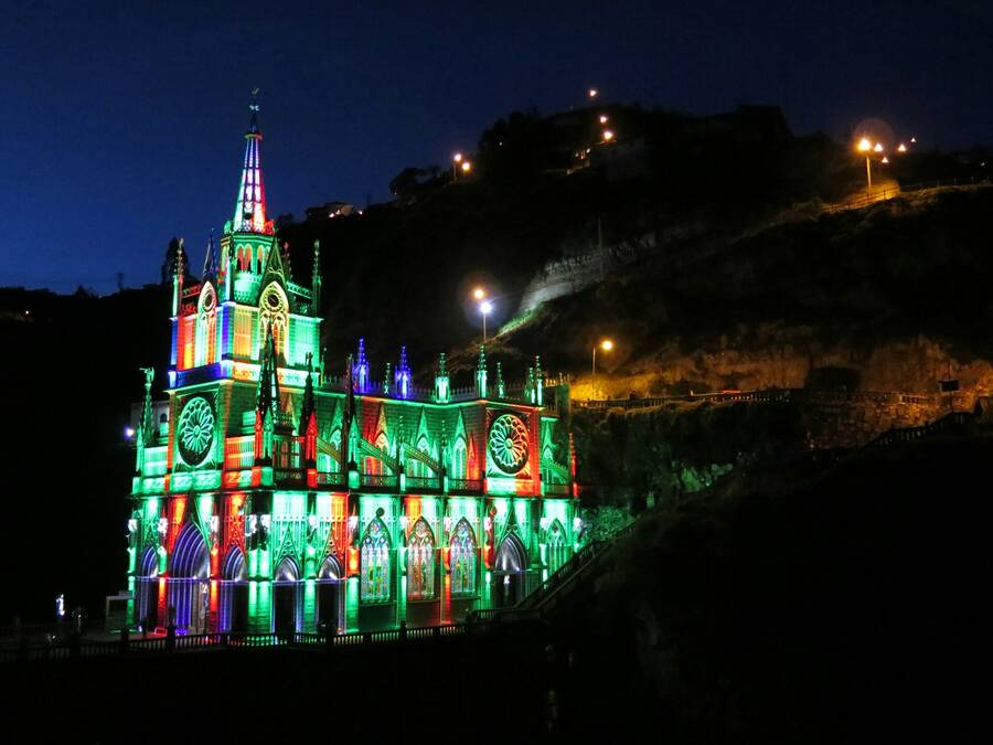 Las Lajas v plném osvětlení. Las Lajas v plném osvětlení.