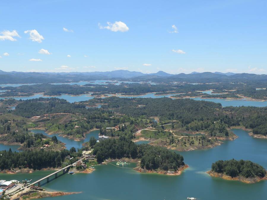 Výhled na jezero/rezervoár Embalse Del Peňol. Výhled na jezero/rezervoár Embalse Del Peňol.