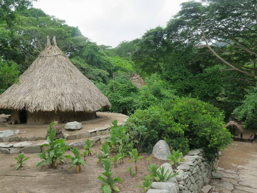 Pueblito a domorodá chýše. Pueblito a domorodá chýše.