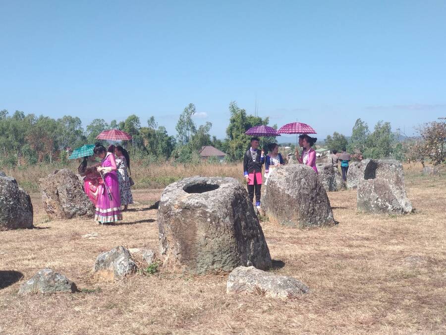 Na plain of jars jsme rozhodně nejhůř oblečení návštěvníci. Na plain of jars jsme rozhodně nejhůř oblečení návštěvníci.